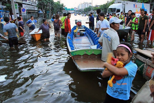 Evacuees at the Thon Buri bridge
