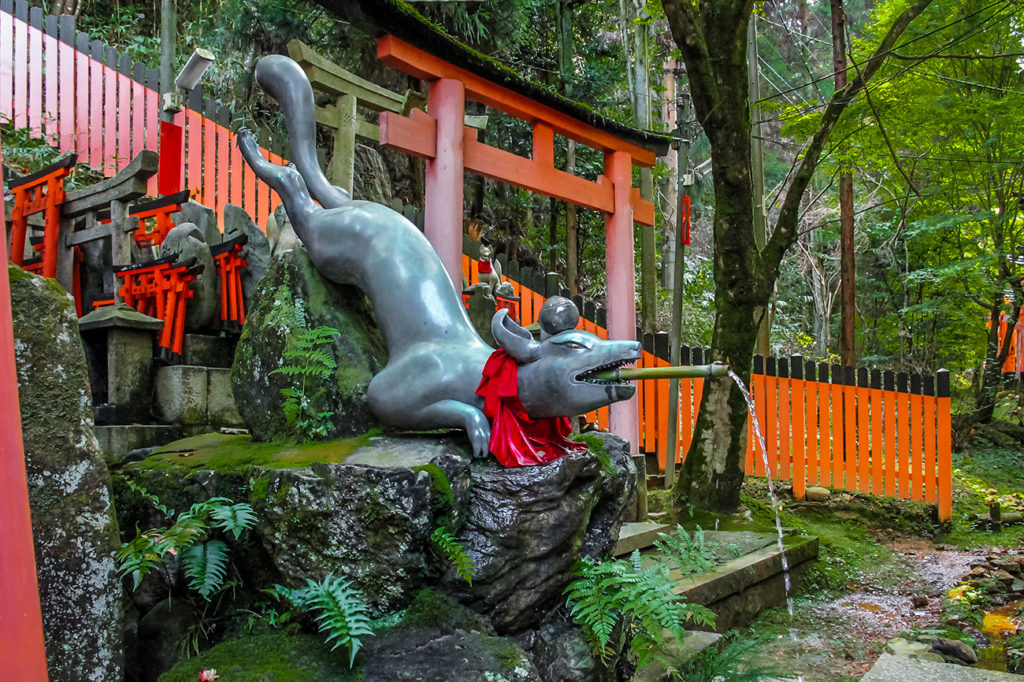 Fox Statue Water fountain in Fushimi Inari Shrine